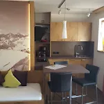 瓦尔德尔豪夫公寓 *